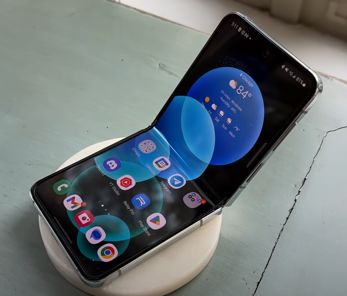 Samsung Galaxy Z Flip 5 Review folded display